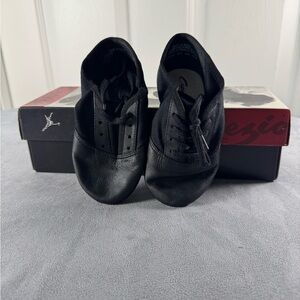 Capezio Children’s Black Split Sole Leather Lace Up Jazz Shoes Size 11